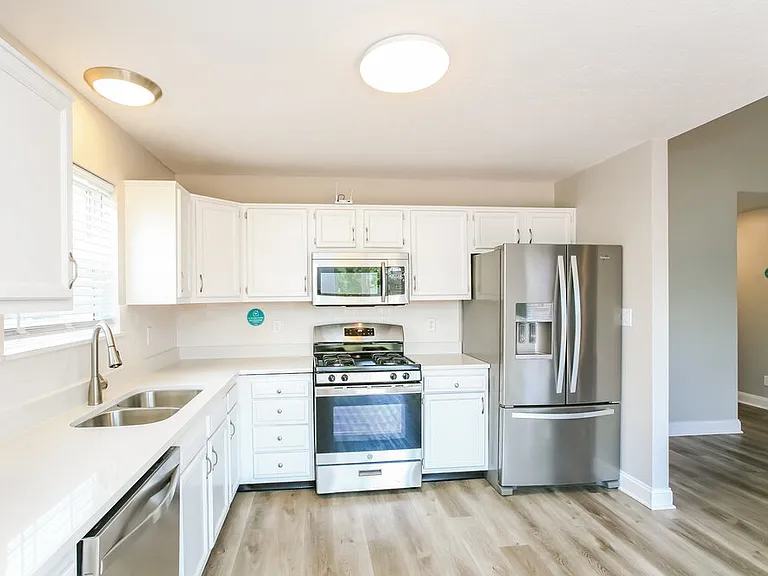 1015 Redwood Dr — Photo 6
