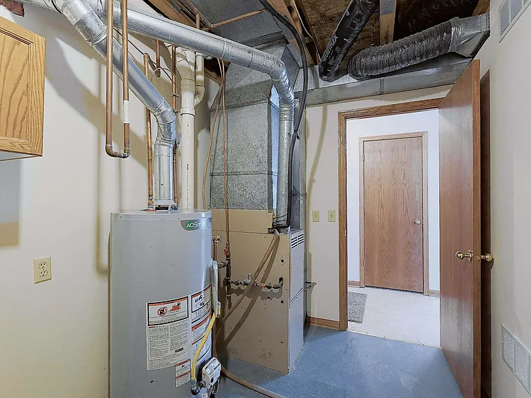 5400 S 32nd St — Photo 32