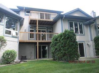 977 Bay View Cir, Mukwonago, WI 53149