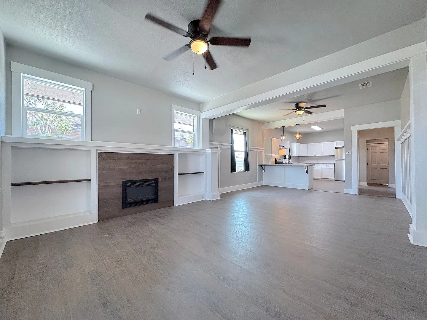 Updated Duplex with Historic Charm! 2bed/1bath Refrig A/C across from Park! Water & Gas Included! — Photo 4