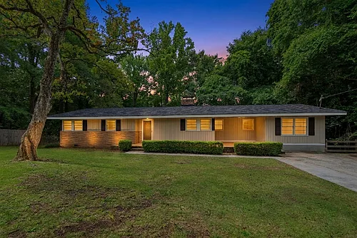 1445 Forest Hill Dr NE Photo 1