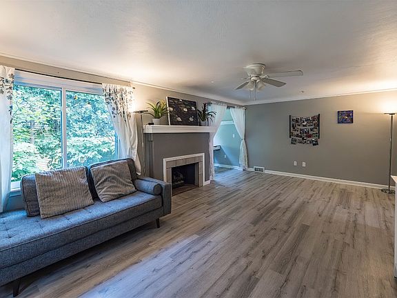 2nd image of 2919 Hemlock Dr