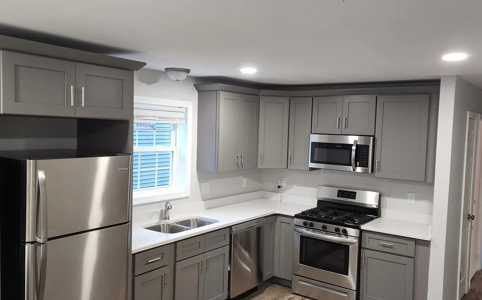 27 Douglas Ave — Photo 2