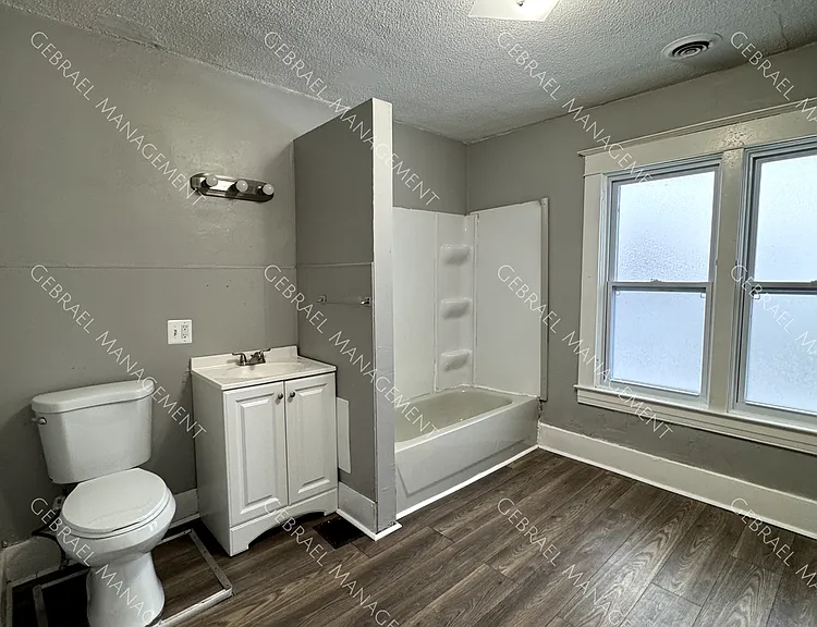 1635 Holmes St — Photo 17