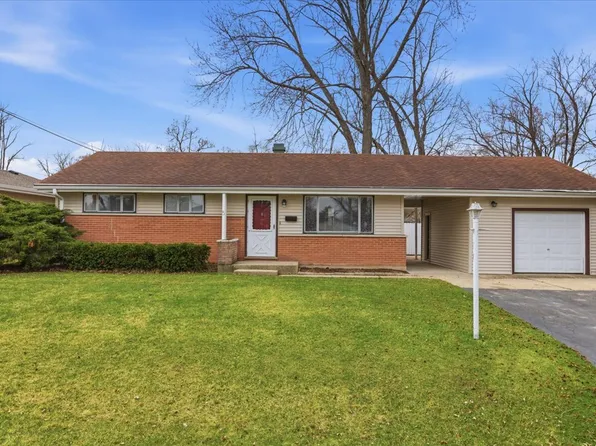 5 Crescent Rd, Lake Zurich, IL 60047