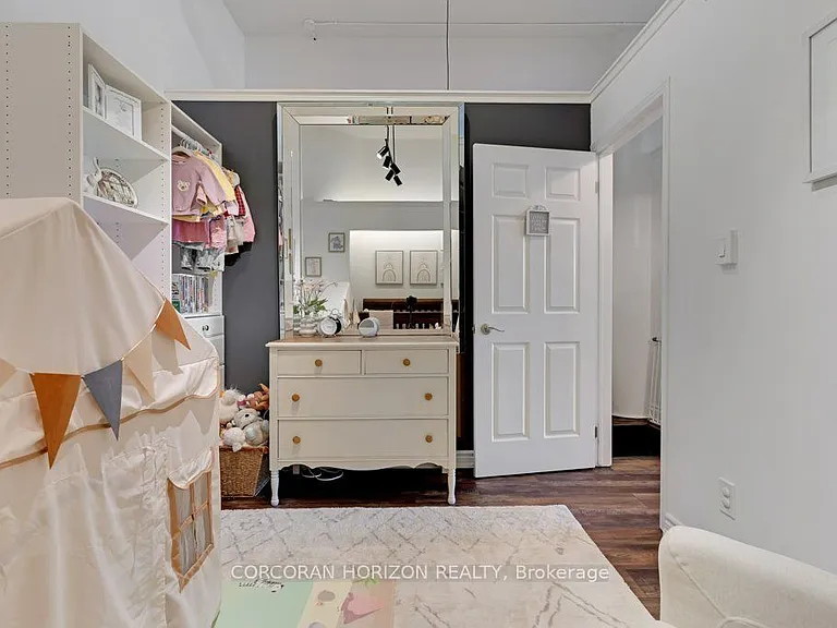 276 King St W #209 — Photo 31