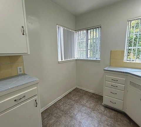 5th image of 1340 N June St #11