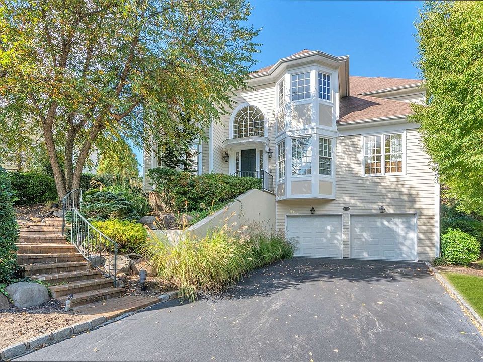 1st image of 53 Stone Hill Dr S