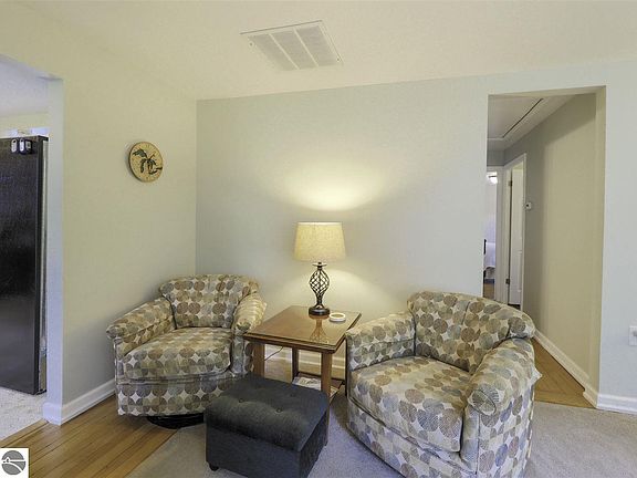 3rd image of 846 Pine Grove Ave