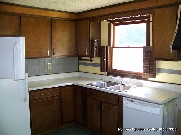 4th image of 34 Village Ln