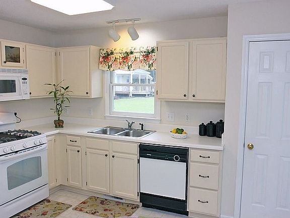 Bright and Spacious Kitchen