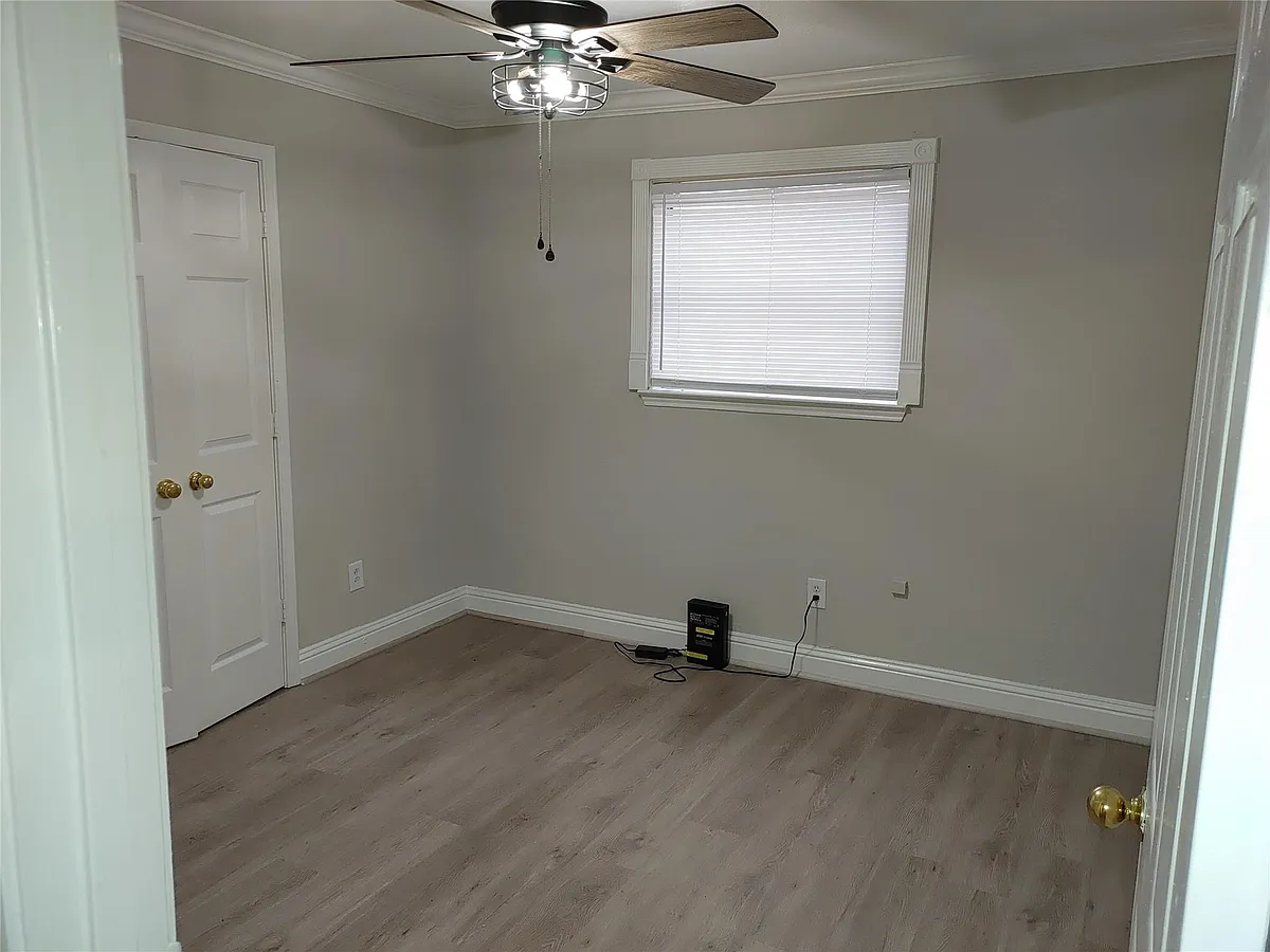 Building Photo - 6204 Culberson St #12