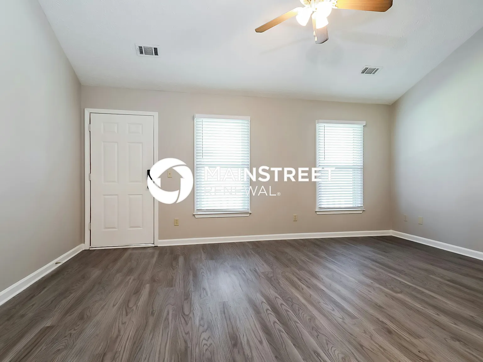 608 Hunters Cove Ln — Photo 2