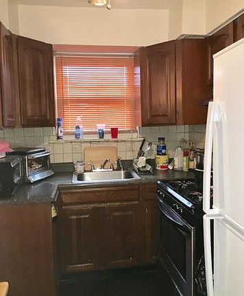 5th image of 2732 Yates Ave