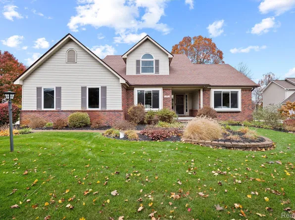 216 Maplewood Dr, Clarkston, MI 48348