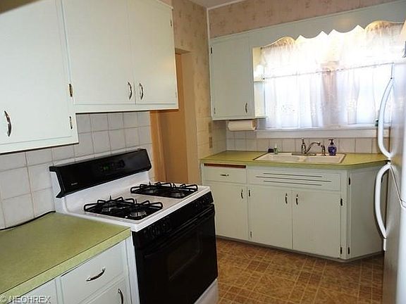 5th image of 2489 Whitelaw St