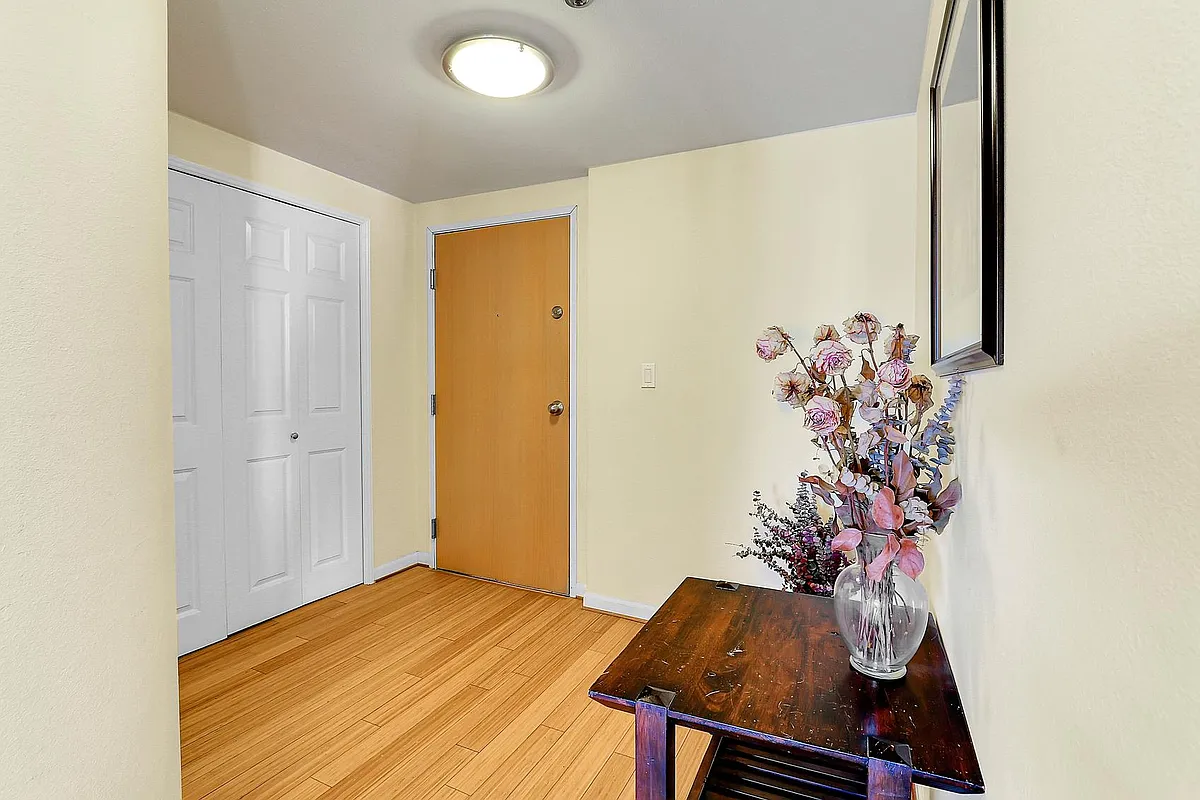 Building Photo - 121 Vine St #2103