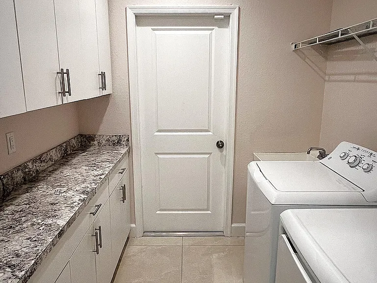 349 SW Dagget Ave — Photo 17