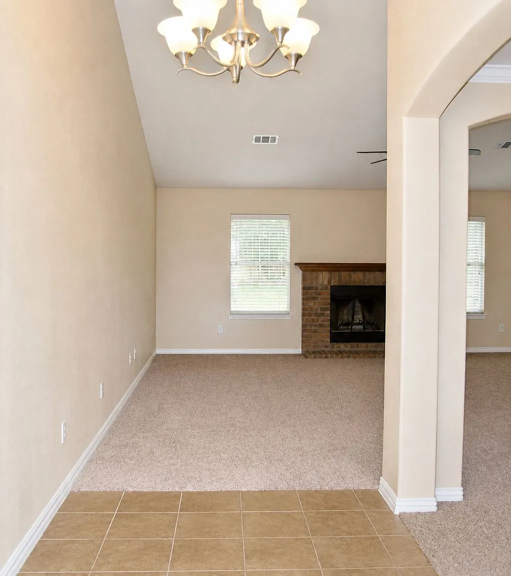 4 bed, 2215 sqft, $1,975 — Photo 2