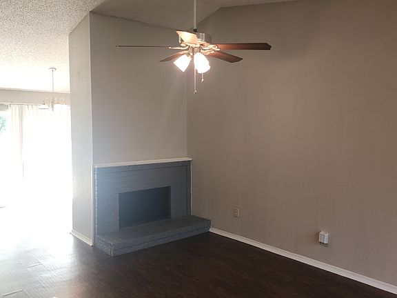 3rd image of 828 Woodrock Dr