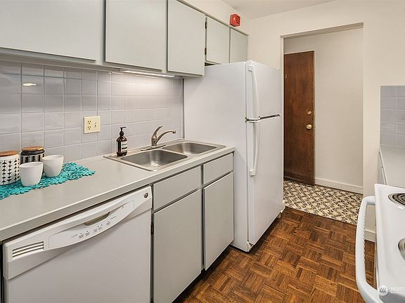 4th image of 11208 NE 68th Street #123
