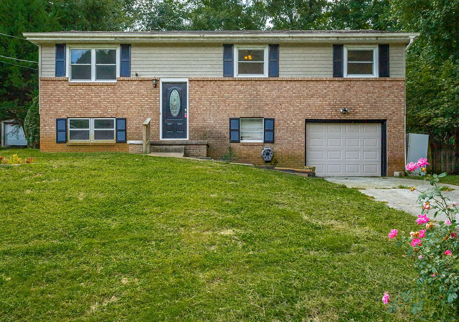 House In Hixson — Photo 1