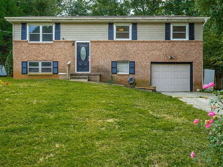 1364 Meadowood Dr — Photo 34