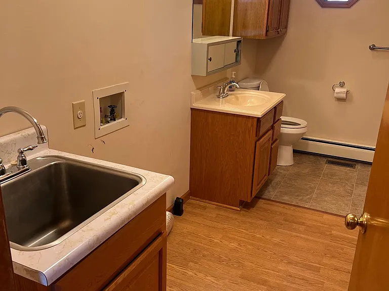 Full bath with laundry hookup, Stainless laundry sink in cabinet