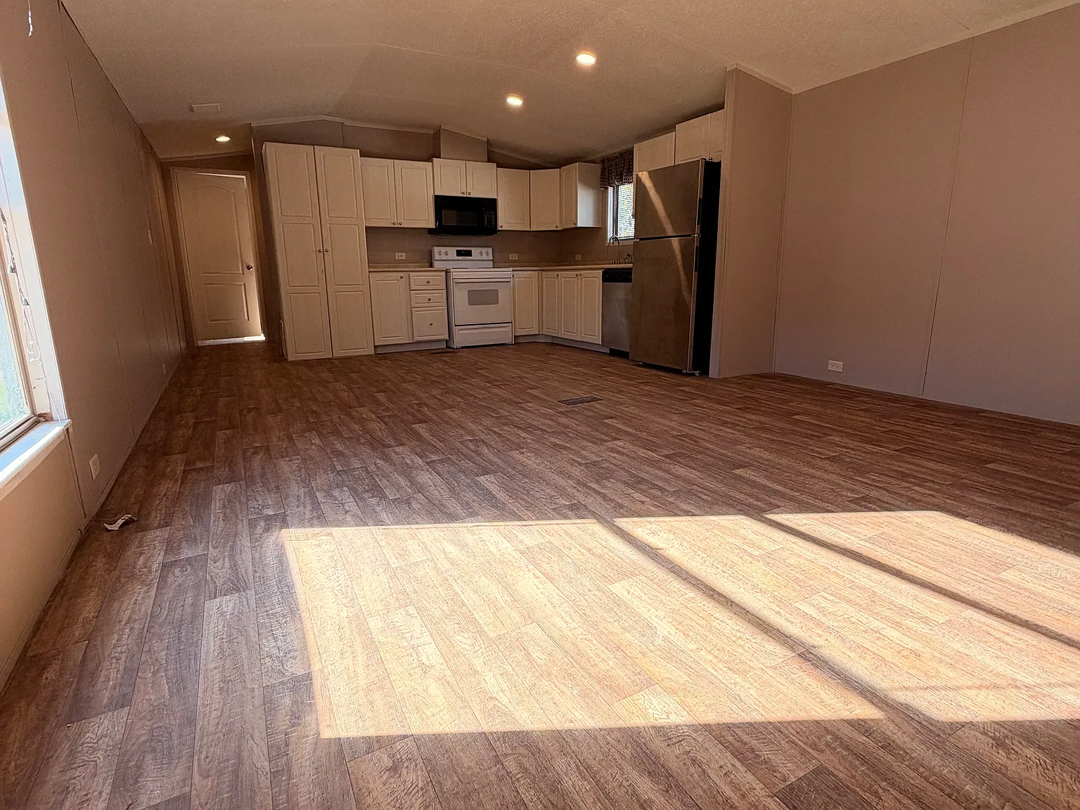 3 bed, 1024 sqft, $995 — Photo 3
