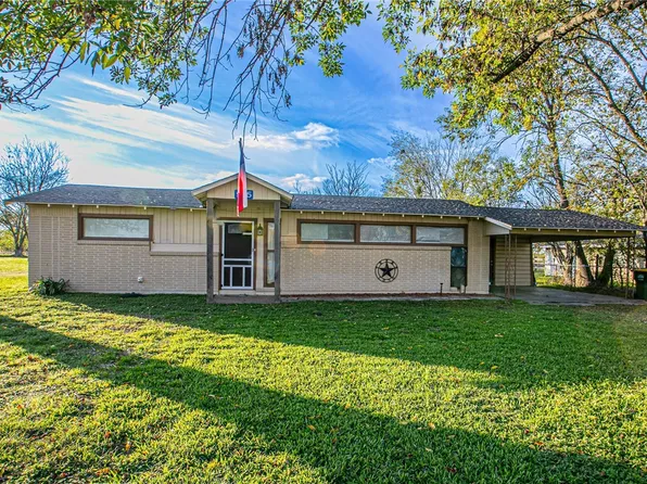 915 McClintic Dr, Groesbeck, TX 76642