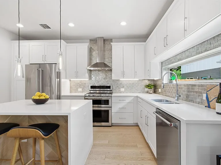 2710 Zaragosa St #A — Photo 8