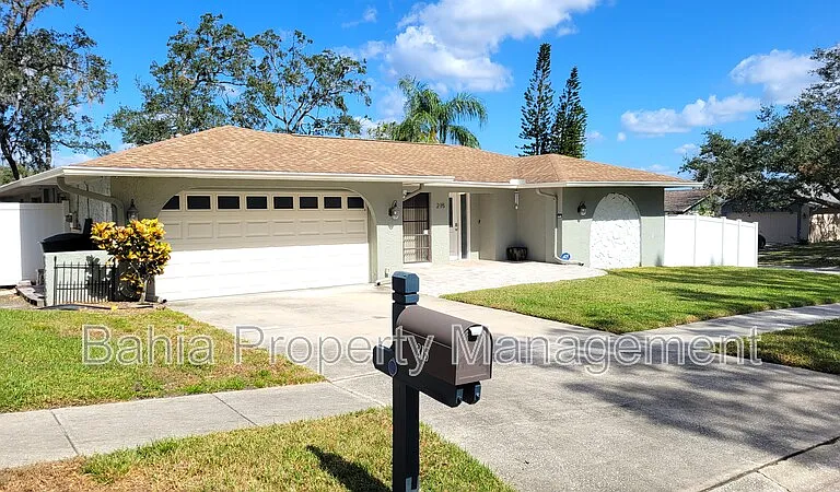 215 Meadowcross Dr — Photo 2