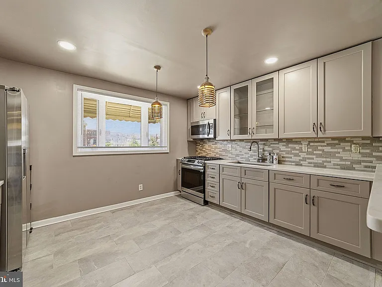 1135 W Thompson St — Photo 6