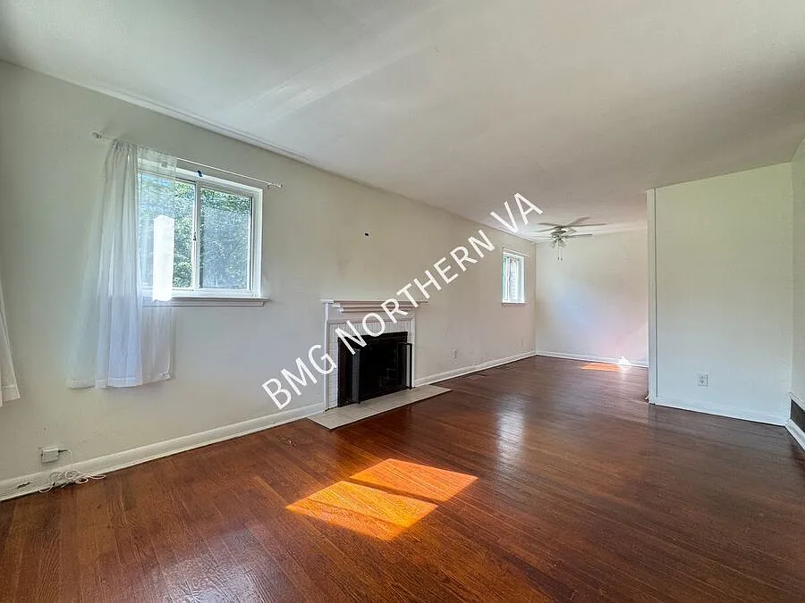 Bright 3-Bedroom, 2 Bath Home with Sunroom & Wooded Views — Photo 3