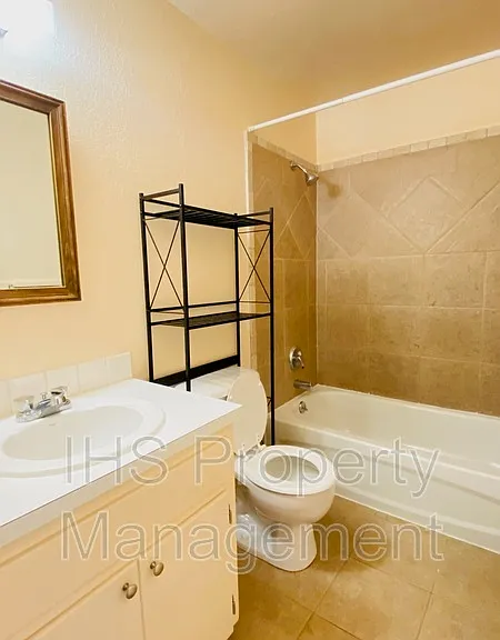 1913 Hoxie Ave #C — Photo 14