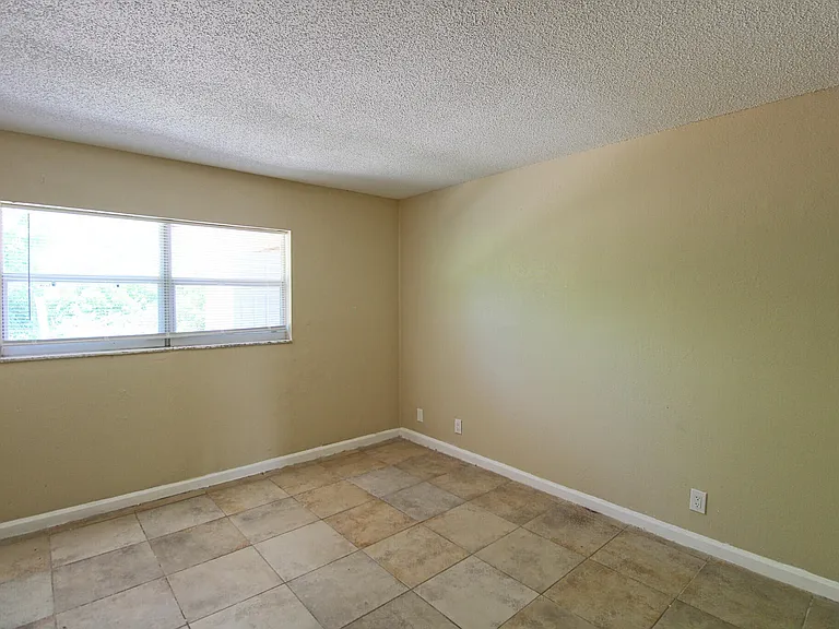 1045 Miami Blvd #A — Photo 16