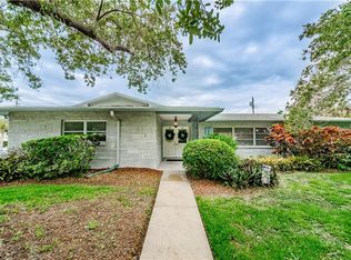 9498 Commodore Dr, Seminole, FL 33776