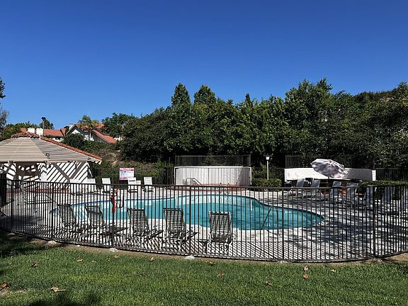 5th image of 3036 Avenida Christina
