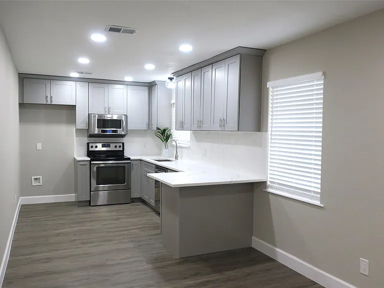 411 Cole St — Photo 2