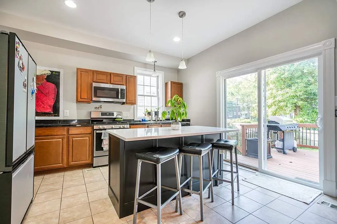 3 bed, 2.5 bath, 1500 sqft, $1,300 — Photo 3