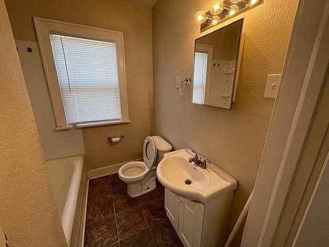 231 E Victoria St — Photo 13