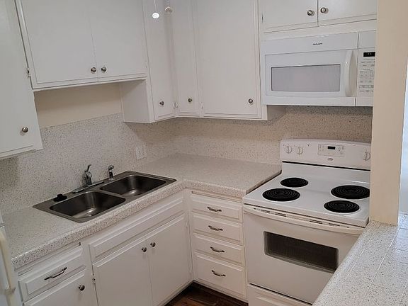 4th image of 3160 Lincoln Ave #13