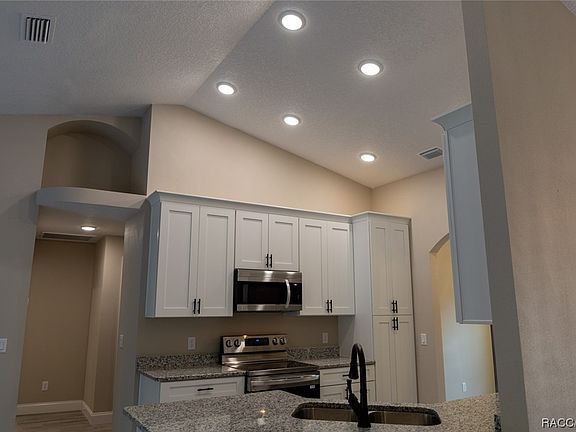 4th image of 3045 W Century Blvd