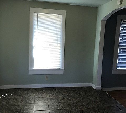 3rd image of 420 Everett St