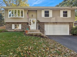 907 Scott St, Algonquin, IL 60102