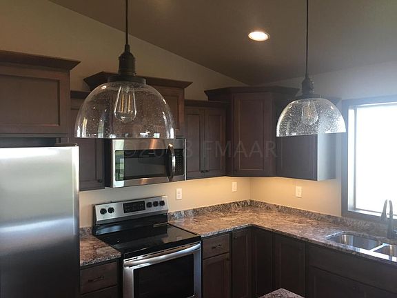 5th image of 904 Ashley Dr W