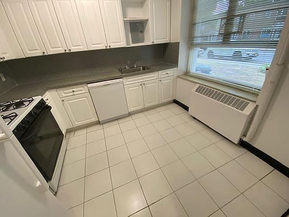 3rd image of 190-16 71st Cres