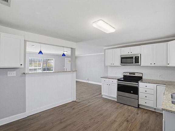 5th image of 308 W Lamm St