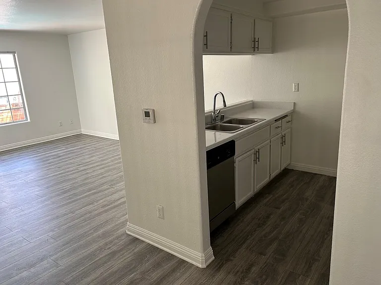 Canoga Luxury Apartments — Photo 43