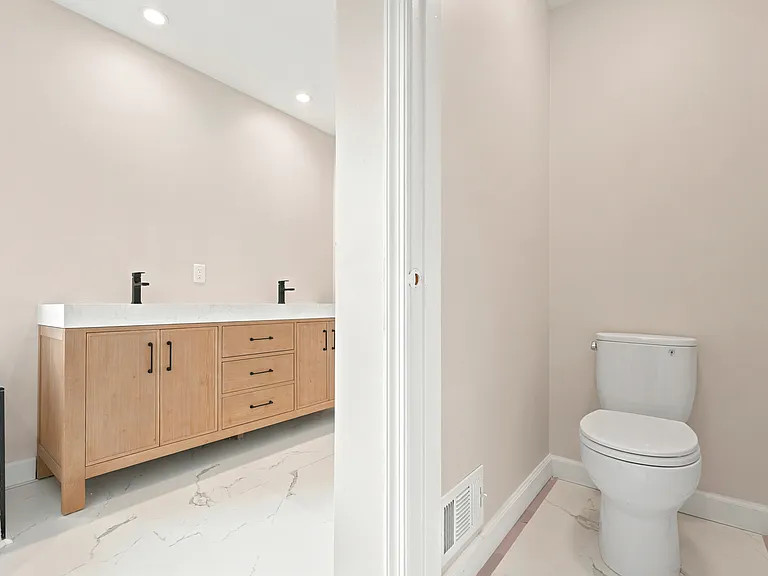 703 Porter Way W — Photo 17